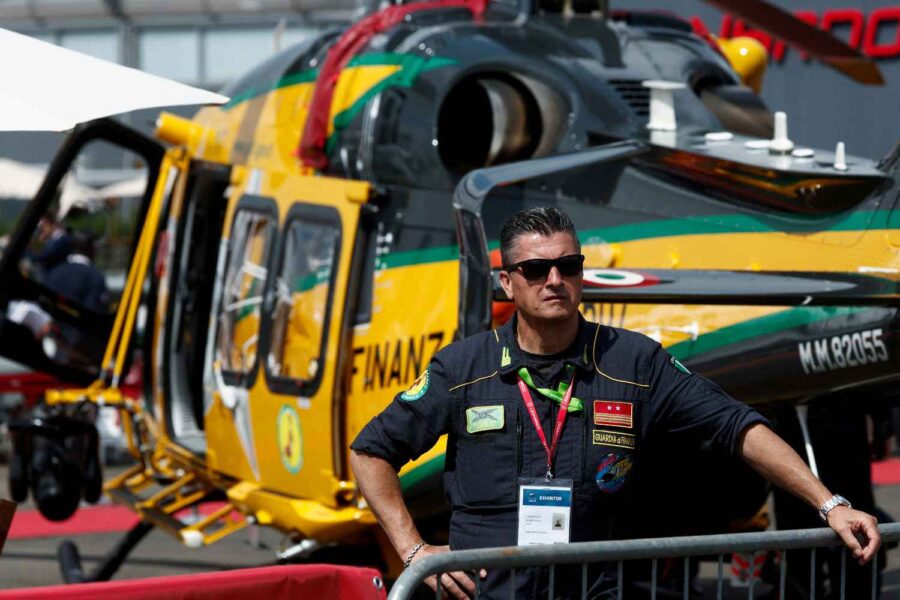 Homem na frente de helicóptero
