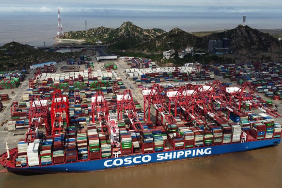 Navio porta-contêineres no Porto de Águas Profundas de Yangshan, em Xangai