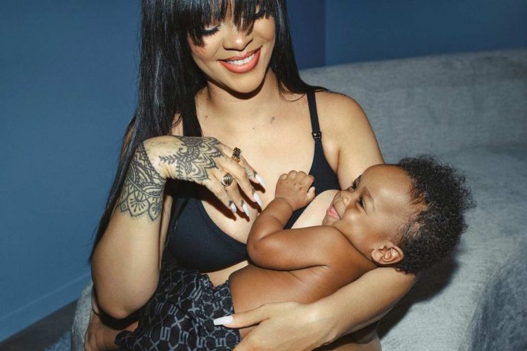 Rihanna amamentando seu filho