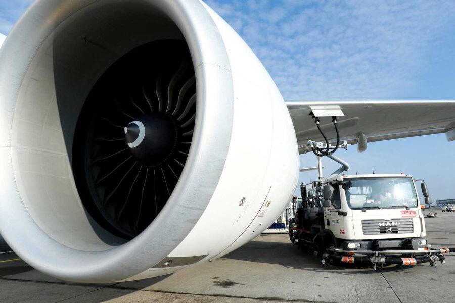 Avião sendo abastecido