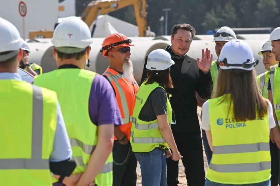 Elon Musk em fábrica da Tesla na Alemanha