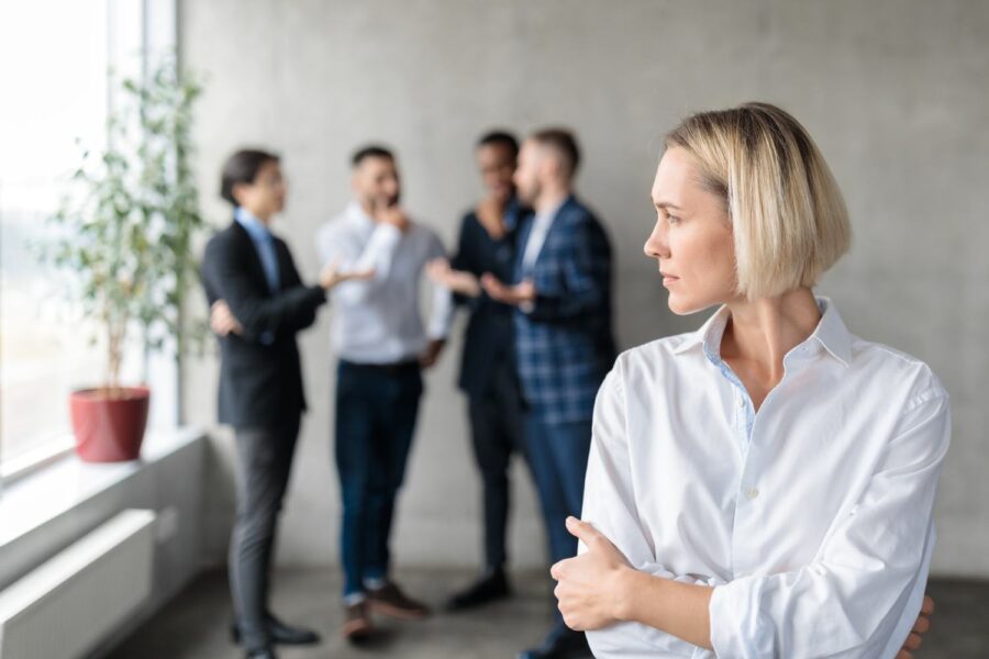 Mulher desconfortável no trabalho
