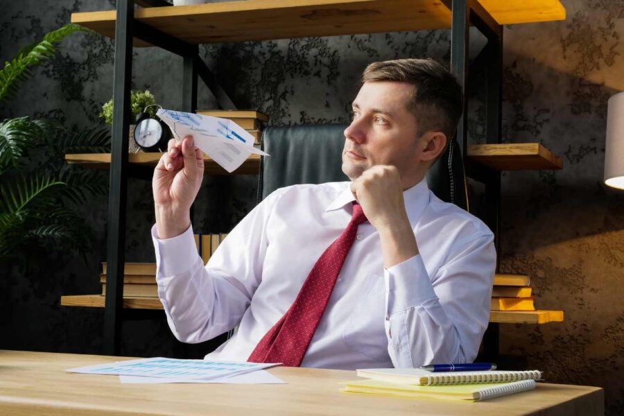 Homem procrastinando no trabalho