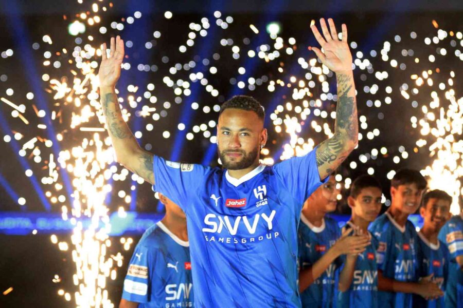 Neymar sendo apresentado em clube da Arábia Saudita