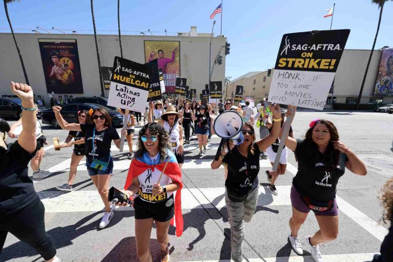 Atores e roteiristas protestando na frente dos estúdios da Warner Bros em Hollywood
