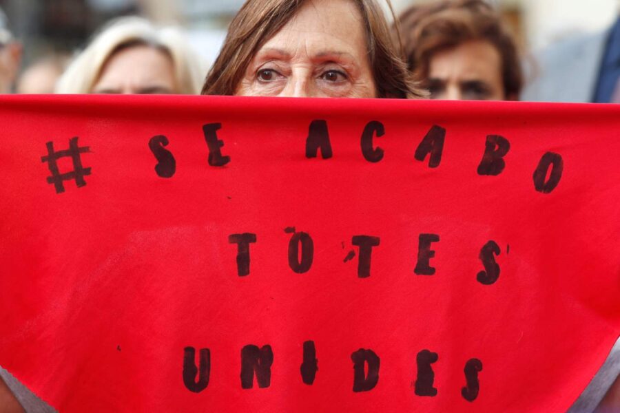 Mulher protesta contra assédio no futebol na Espanha
