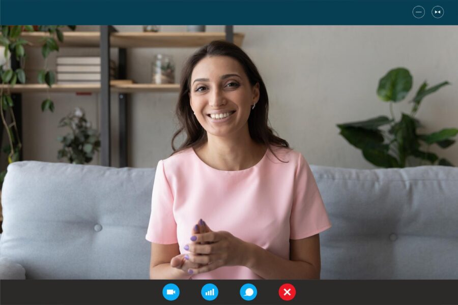 Mulher sorrindo em chamada de vídeo