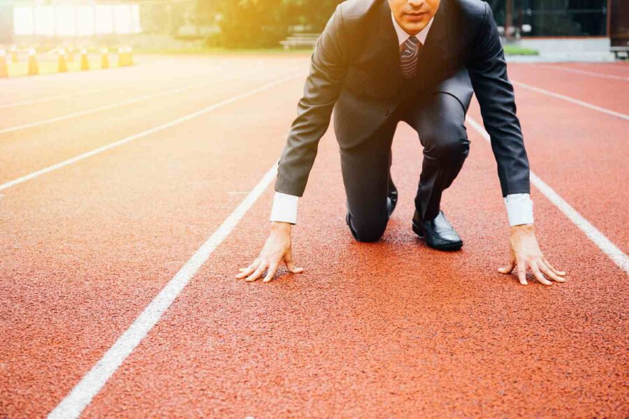 Homem de terno se preparando para correr