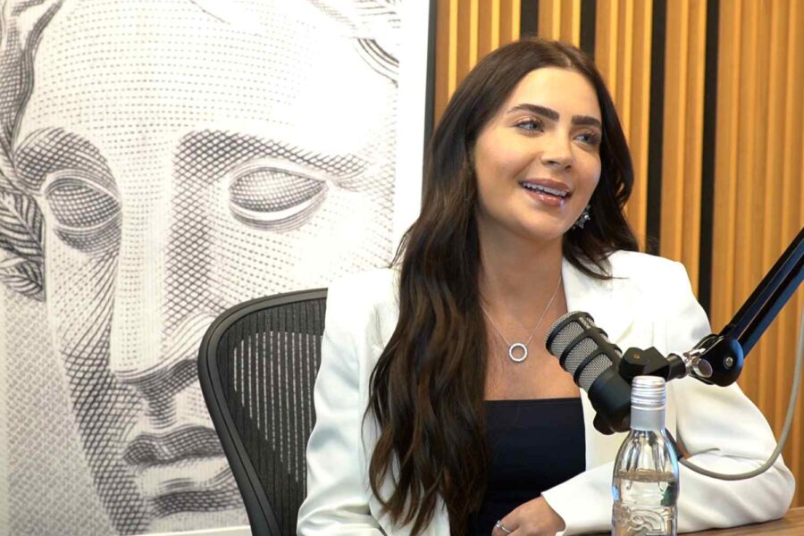 Jade Picon gravando podcast