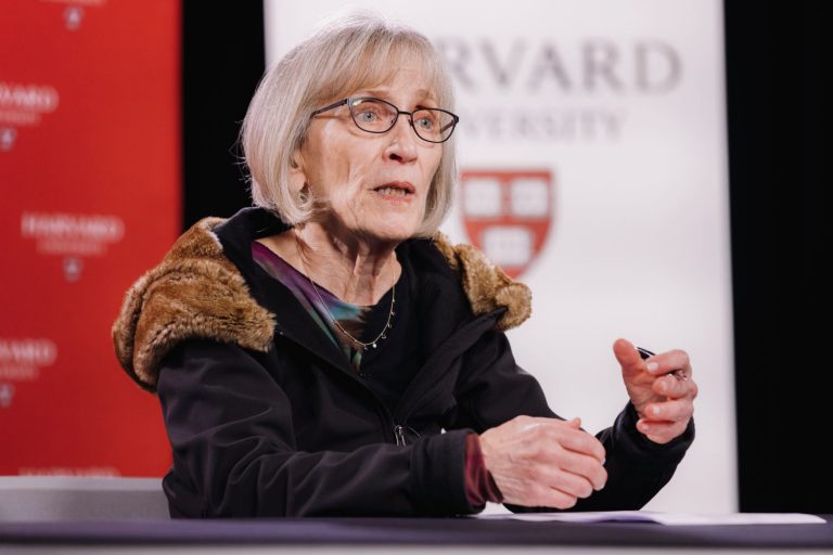 Claudia Goldin falando na Faculdade de Economia de Harvard