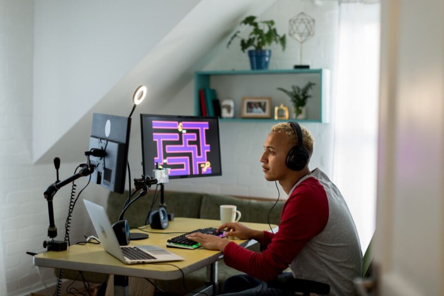 Homem jogando videogame no computador