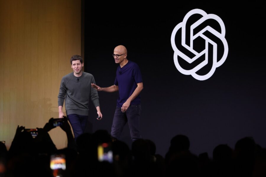 Sam Altman à esqueda e Satya Nadella à direita