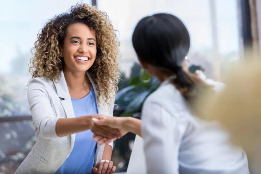 mulher em negociação salarial