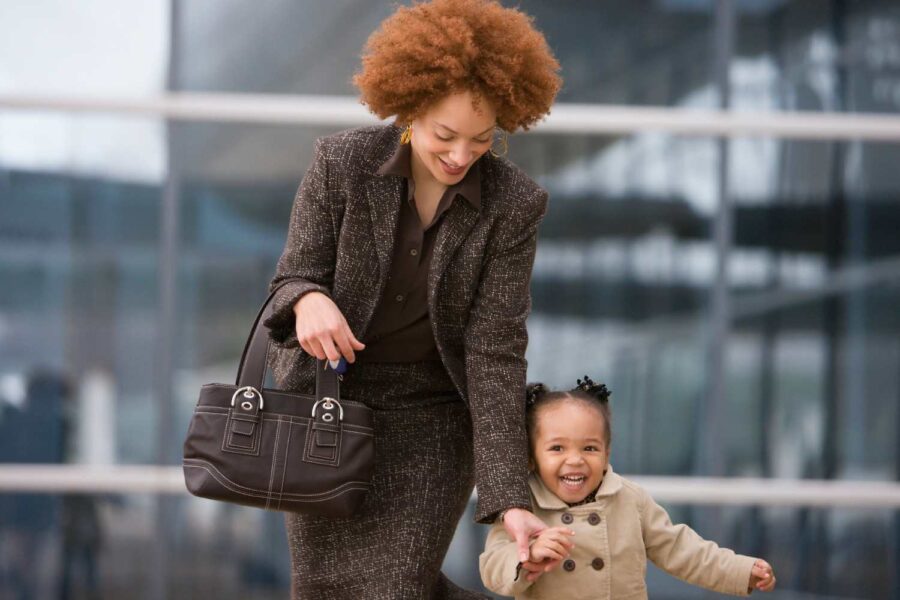 Mulher no trabalho com filha