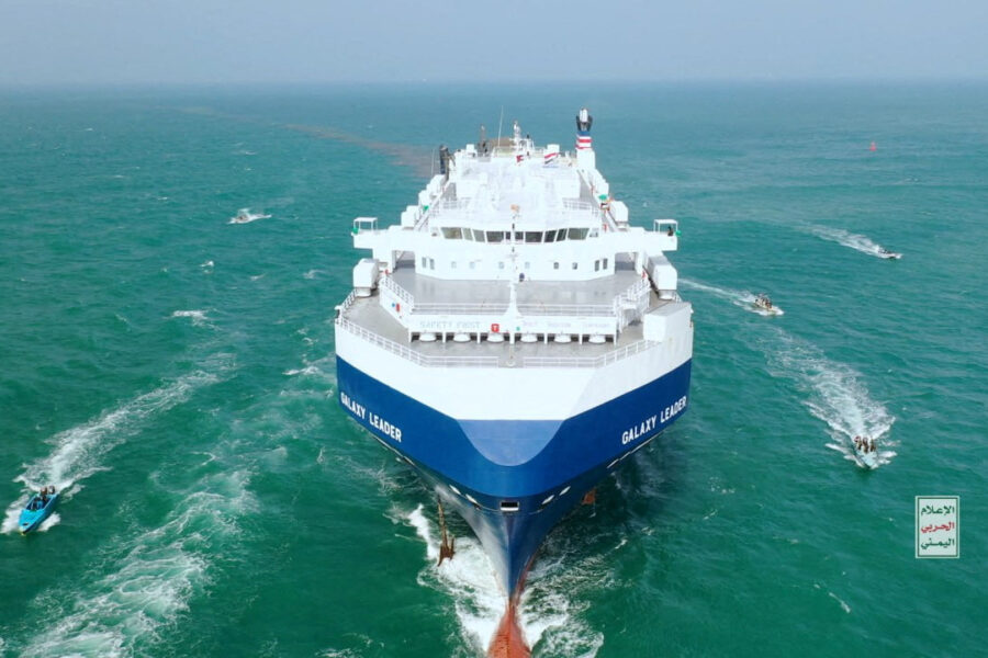 O navio de carga Galaxy Leader é escoltado por barcos Houthi no Mar Vermelho - Foto: Mídia Militar Houthi/Divulgação via REUTERS
