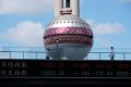 Telão mostra índices acionários em Xangai, China - Foto: REUTERS/Aly Song