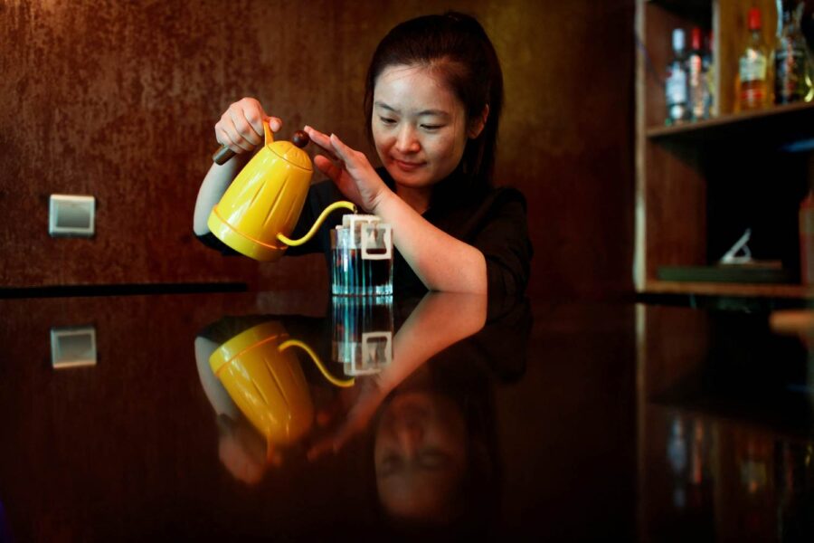 Mulher em cafeteria na China