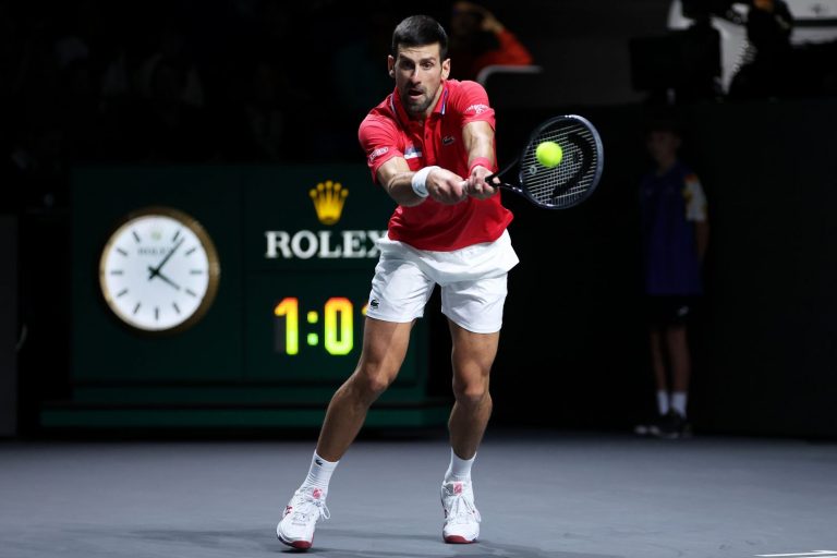 Novak Djokovic jogando tenis