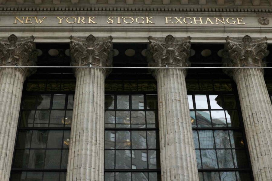 Fachada da bolsa de Nova York, em Wall Street