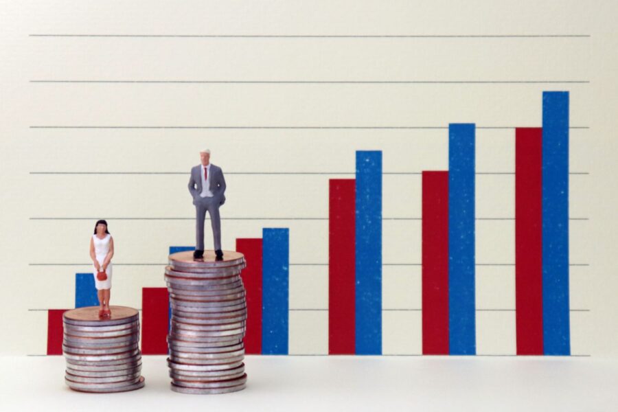 Mulher e homens que recebem quantias diferentes de salário