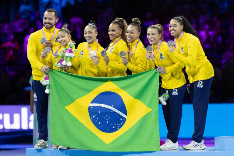 Equipe brasileira de ginástica olímpica no pódio
