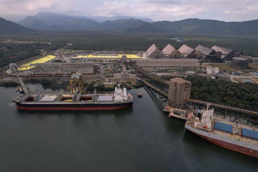 Barcos de carga e armazéns em terminal do Porto de Santos, uma das principais rotas de importação de exportação - Foto: REUTERS/Amanda Perobelli