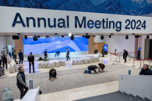 Equipe prepara local para reunião do Fórum Econômico Mundial em Davos - Foto: REUTERS - Denis Balibouse