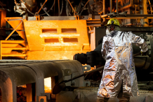 Funcionário trabalha em forno da Usimina, na produção de ligas metálicas, em Ipatinga, Minas Gerais - Foto: REUTERS/Alexandre Mota