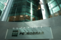 O logotipo da estatal brasileira de petróleo Petrobras é retratado em seu prédio no Rio de Janeiro - Foto: REUTERS/Ricardo Moraes