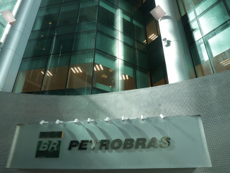 O logotipo da estatal brasileira de petróleo Petrobras é retratado em seu prédio no Rio de Janeiro