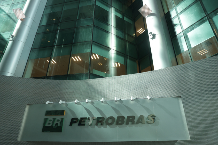 O logotipo da estatal brasileira de petróleo Petrobras é retratado em seu prédio no Rio de Janeiro