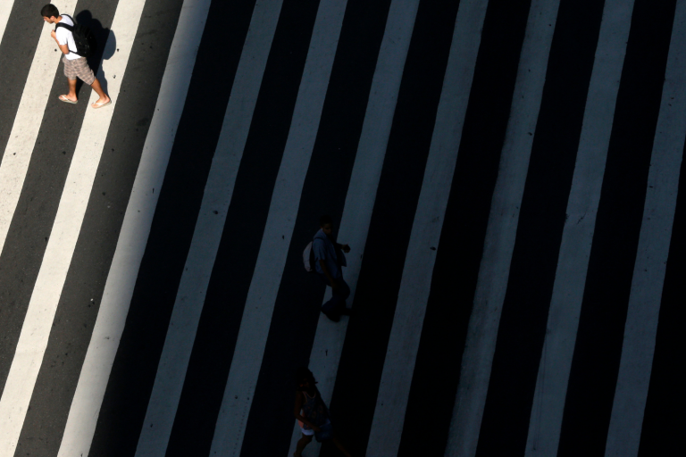 Pedestre atravessa faixa de pedestres na Avenida Paulista em São Paulo - Foto REUTERS -Paulo Whitaker