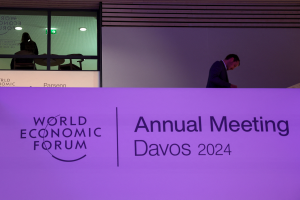 Placa com o logo do fórum de Davos - Fotos: REUTERS - Denis Balibouse