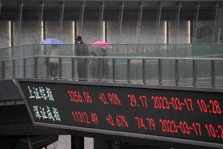 Telão mostra cotações acionárias em Xangai, China - Foto: REUTERS - Aly Song