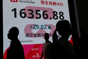 Telão mostra índices acionários em Hong Kong - Foto: REUTERS/Tyrone Siu