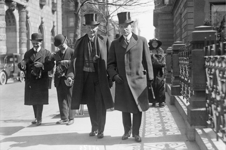 John D. Rockefeller Sr. (esqueda) e seu filho John D. Rockefeller Jr. em 1915 - Fotos BETTMANN - GETTY IMAGES