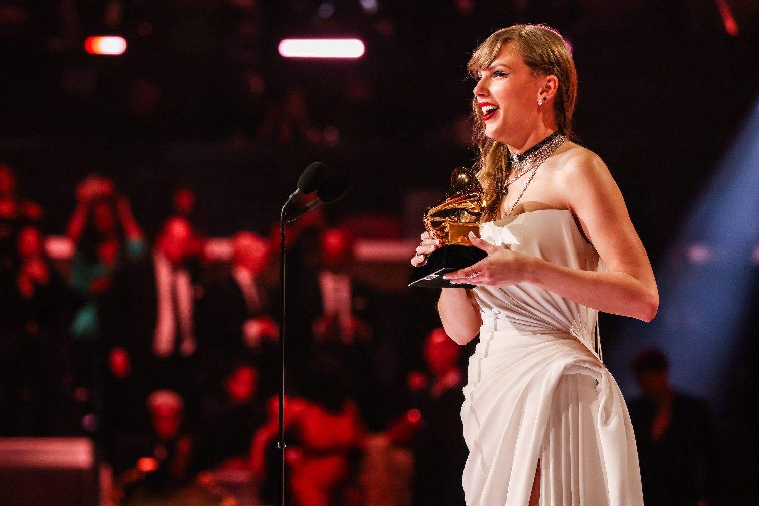 Grammy 2024 Taylor Swift faz história ao vencer álbum do ano pela 4ª vez