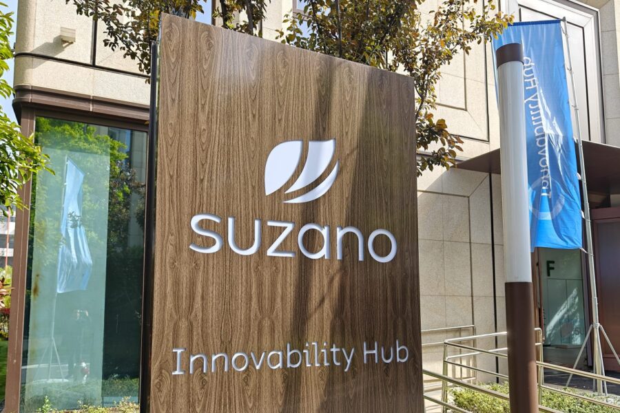 Totem com o Logo da Suzano - Foto: Getty Images