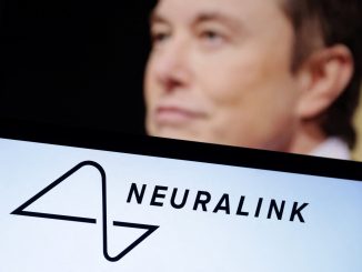 Elon Musk e logo da Neuralink - Foto: Dado Ruvic - Reuters