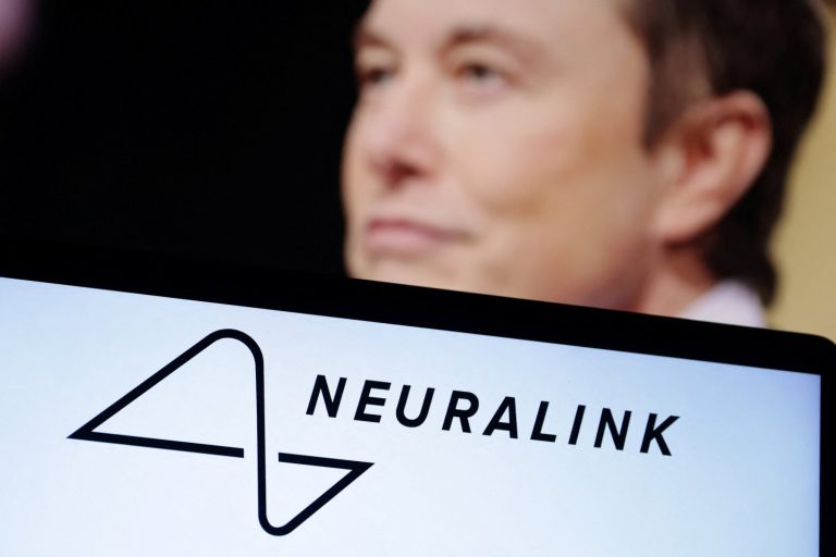 Elon Musk e logo da Neuralink - Foto: Dado Ruvic - Reuters