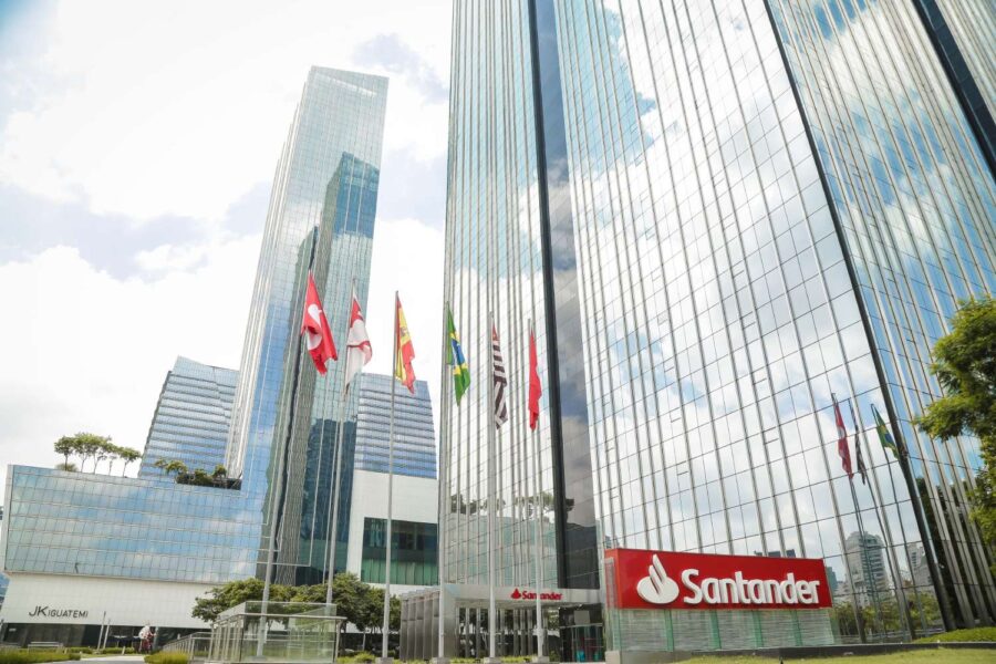Sede do Banco Santander Brasil em São Paulo: mais cautela com empréstimos para a baixa renda (foto: Divulgação)