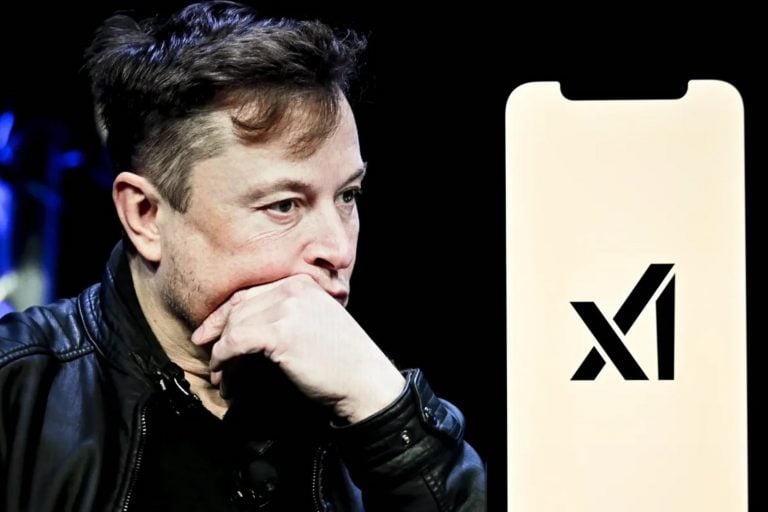 Foto de Elon Musk com logo da xAI