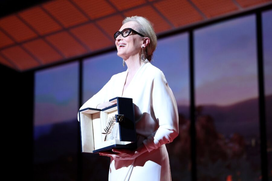 meryl streep recebendo palma de ouro em cannes