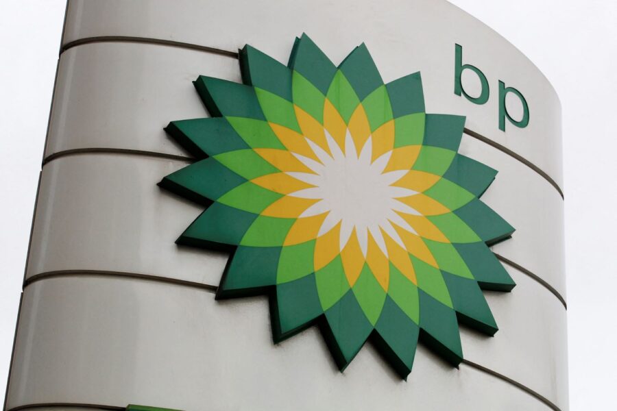 Placa exibida do lado de fora de um posto de gasolina da BP (British Petroleum)