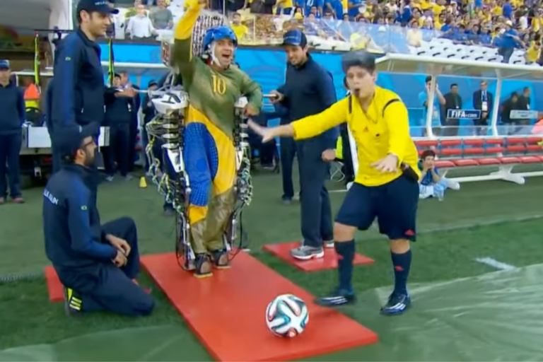 Momento em que Juliano Pinto, jovem brasileiro paraplégico, dá o chute inaugural da Copa do Mundo de 2014. Foto: Reprodução