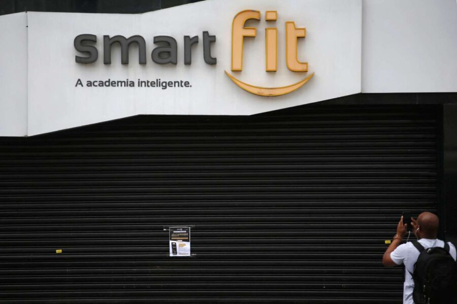 Homem tira foto de fachada de unidade da Smart Fit em São Paulo