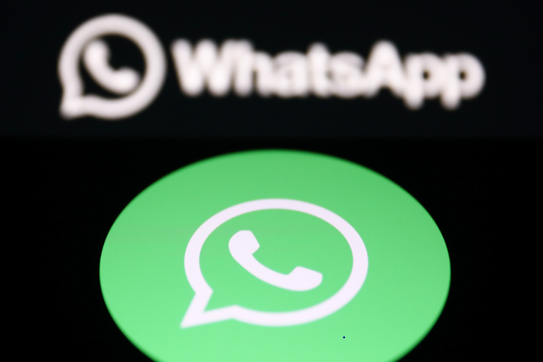 Logo do WhatsApp em um fundo preto. Foto: Getty Images