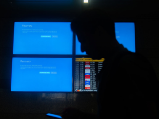 Momento em que o apagão cibernético prejudica os televisores de um aeroporto