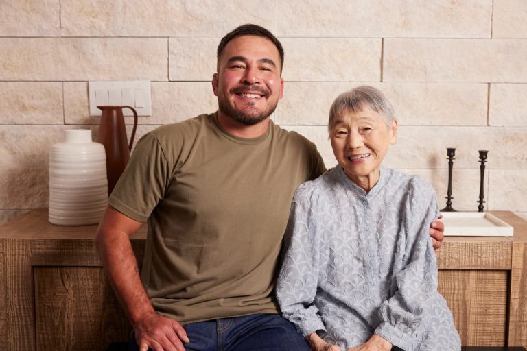 Fundador da Bachan, Justin Gill, com sua avó, Judy Yokoyama