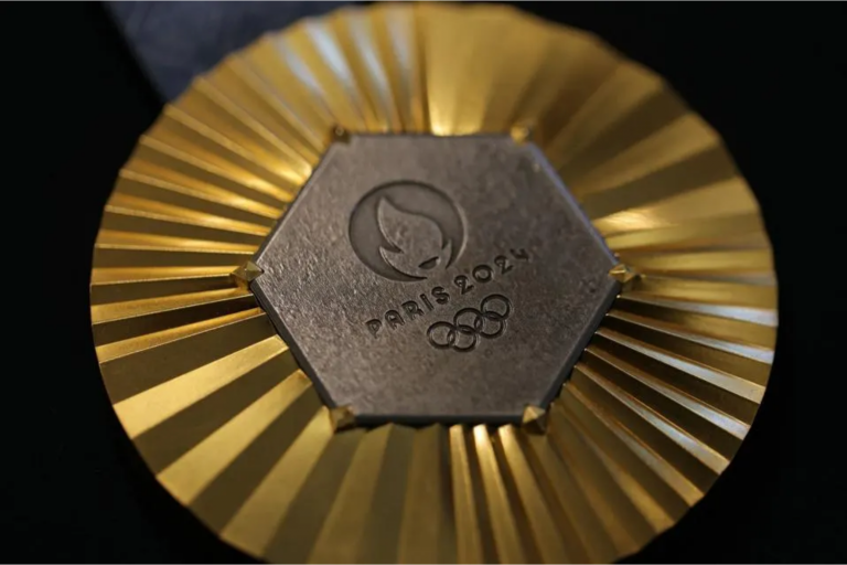 Foto da medalha de ouro da Olimpíada de Paris 2024